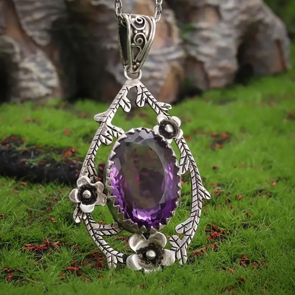 NWOT - Teardrop Shape - Pendant Necklace